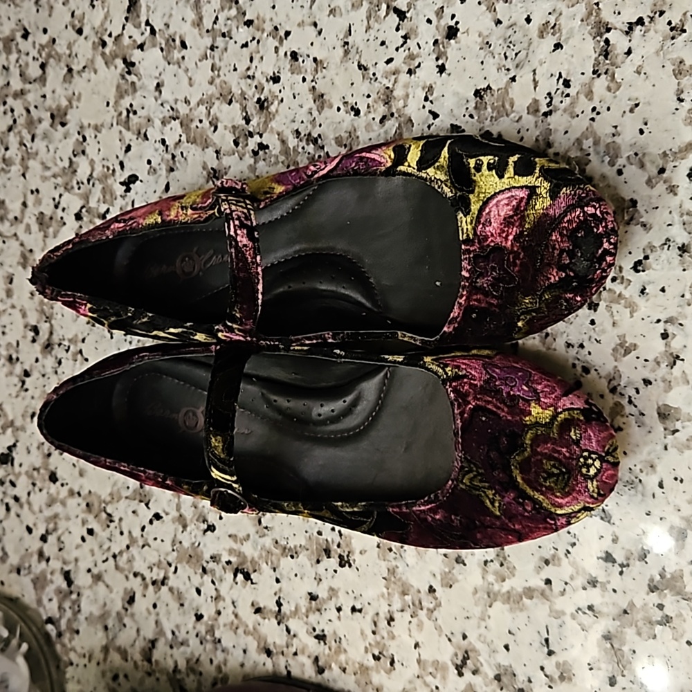 Born Crown Saila Velvet  Mary Jane's 8.5